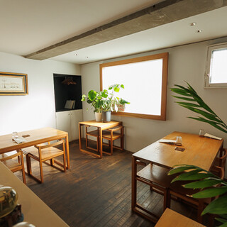 ビルの奥に佇む、薄暗い空間が隠れ家感を演出するレストラン