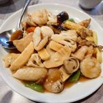 清香園 - 八宝菜アップ。14種類の具材！お皿の右端に2本見える緑色の野菜がマコモダケ。