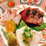 蕎麦居酒屋 彩海 - お造り3種。シマダコはごま油と塩、ヤイトガツオはにんにくネギ醤油だれ、アカマチはシークワーサーを絞って