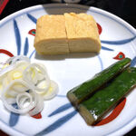 喜多一 - 薬味（刻みねぎ）の他に糧（かて）として、だし巻き玉子とキュウリのお新香が付きます。