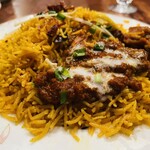 パンジャビ ダバ - プラウにカレーとヨーグルトソース乗っけて