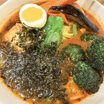 メディスンマン - サラサラ系ですが、スパイスの奥に深いコクと旨味があり、レンゲが止まらなくなります。辛さHOT2は程よい刺激で、旨味をしっかり感じられるライン。