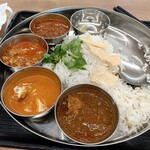 市役所大食堂 - パパドの下にはパクチーが…最近好きになってきました。