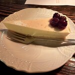 トロワ・シャンブル - レアチーズケーキ。甘さ控えめで、酸味が爽やか。苦いコーヒーとのペアリングが計算され尽くしています。