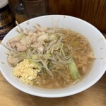 ラーメン二郎 - 麺増し場合別皿で野菜提供