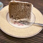 茶亭 羽當 - 紅茶のシフォンケーキ。ボリューム満点ですが、甘さが極限まで控えめなのでペロリといけます。コーヒーとの相性が抜群。