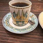 茶亭 羽當 - カウンター奥の棚から、私の雰囲気に合わせて？カップを選んでくれました。今日はどのカップと出会えるか、待つ時間も至福。