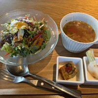 やさいの王様 用賀店 - たっぷりのフレッシュサラダとスープ、カブの甘酢漬けと具たっぷり卵焼き。ドレッシングもすりおろした野菜たっぷりで美味しかった