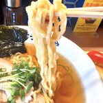 鮨とラーメン うおがしや - とても滑らかな中太平縮れ麺