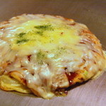 Okonomiyaki Famiri Izakaya Guu Yoshitaekimaeten - ダブルチーズお好み焼き（おもち、ベーコン、ダブルチーズ入り）