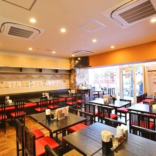 Lively and casual interior ◆ Great for watching sports with a large number of people ◎