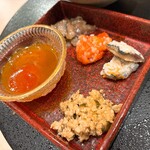 心一 - 卵黄の醤油漬け
      にしんの切り込み
      紅じゃけの切り込み
      にくみそ
      にしんのいずし