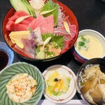 かき忠 - 海鮮丼（小鉢のいりどうふ、漬物、味噌汁、先着の茶碗蒸し）