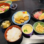 かき忠 - 手前、お刺身・かきフライ定食