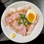 中華蕎麦 無冠 - 初の肉丼350円に味玉乗せ替え