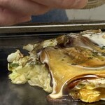 お好み焼き ふじや - 焼き上がりのソースとカラシ、マヨネーズのグラデーション