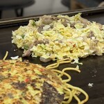 お好み焼き ふじや - 「すじ肉」がまんべんなく混ぜ込まれた「お好み焼き」
      甘辛く煮詰めてないのでダイレクトな牛を感じられる
      そして、ホロホロの赤身と濃い味のハラミのスジの
      食べ比べも楽しめる  (*´ч`*) ｳﾝﾏッ！