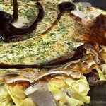 お好み焼き ふじや - 「すじ肉」の牛の旨味が生地全体に感じられて
      素材の旨味が一体化してトロケる