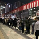 すしざんまい - 晴海通り沿いの行列