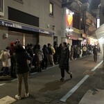 すしざんまい - 店の帰りにもまだ行列が続く