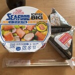 セイコーマート - 料理写真:カップヌードル シーフードビッグ と 手巻おにぎり 海老マヨ 他
