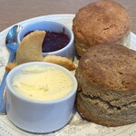 TEA ROOM KIKI - スコーン　（クラッシック・アールグレイ）　ラズベリージャム・クロテッドクリーム　コマドリのサブレブルトン