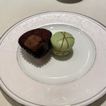 メインダイニングルーム 三笠 - プティフールチョコとマカロン　バニラアイスもあったけど写真無し