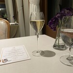 メインダイニングルーム 三笠 - 飲み物は別メニューでペアリングしてもらいます