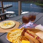 女神湖食堂 - 料理写真:「5種類のチーズピザ」「ホットドッグ」「辛口ジンジャー」