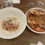 TAVERNA CONTENTO - 左はトマトパスタ、右がオマール海老のパスタ。