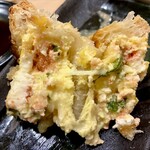 立ち飲み やみー - キッシュの断面。しっとり濃厚、明太子もたっぷり