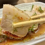 立ち飲み やみー - 薄切りのゆで豚みたいなのを想像していたが、嬉しい裏切り！