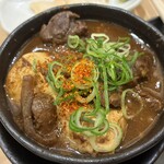立ち飲み やみー - 牛すじ豆腐¥250  スジ肉てんこ盛り。！