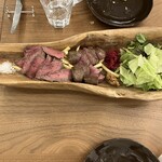 TAVERNA CONTENTO - 左は牛肉のタリアータ、右が鹿肉のグリル。下にはポテト。鹿肉柔らか