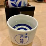 立ち飲み やみー - 月桂冠の徳利とおちょこだけど、神聖熱燗¥300 