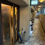 立ち飲み やみー - すでに有名店だが、外からは見えない隠れ家の佇まい