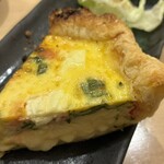 立ち飲み やみー - 本日のキッシュ¥300 は明太子大葉クリームチーズ。レアチーズケーキのよう。