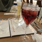 TAVERNA CONTENTO - 手前はキティ、奥は生ビール