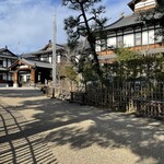 奈良ホテル - エントランスに続くアプローチ