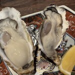 魚屋酒場フィッシャー - 真牡蠣　左 広田、右 赤穂