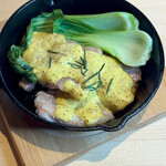 だしージョ dining＆bar nico - 三元豚の豚と、粒マスタードソースの優しい辛味とさっぱりなソースでどうぞ