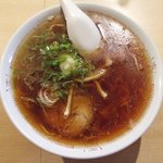 鳥安 - しょう油ラーメン600円。クリックすると大きく見られます。