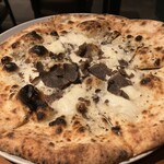 毛利 Salvatore Cuomo - 黒トリュフのピザ