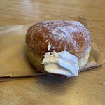 パンのマグ - 料理写真:生キャラメルリンゴドーナツ２４８円。  生キャラメルクリームにリンゴの甘煮を入れホイップクリームと一緒に包んであります。