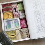 六花亭 - 料理写真:下にも色々ぎっちぎちに入ってて、一回出すとしまうの大変なんだよー