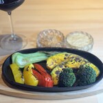 だしージョ dining＆bar nico - 野菜のグリルは、季節の野菜を蒸してから、グリルします。2種類のバーニャカウダーソースと味噌ソースでお召し上がりください
