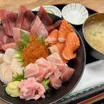 鮪音 - 料理写真:まーなんというド派手な海鮮丼でしょ〜か！ねっとり海鮮丼！