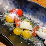 Seafood bar Ermitage - 淡雪塩で食べるカプレーゼアップ