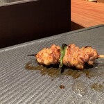焼鳥あかぎ - 大和肉鶏の薬研（上）とはらみ（下）