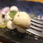 Seafood bar Ermitage - 淡雪塩で食べるカプレーゼリフト